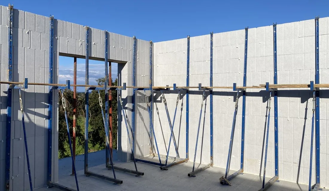 Murs Reverbloc étayés avant le coulage du béton