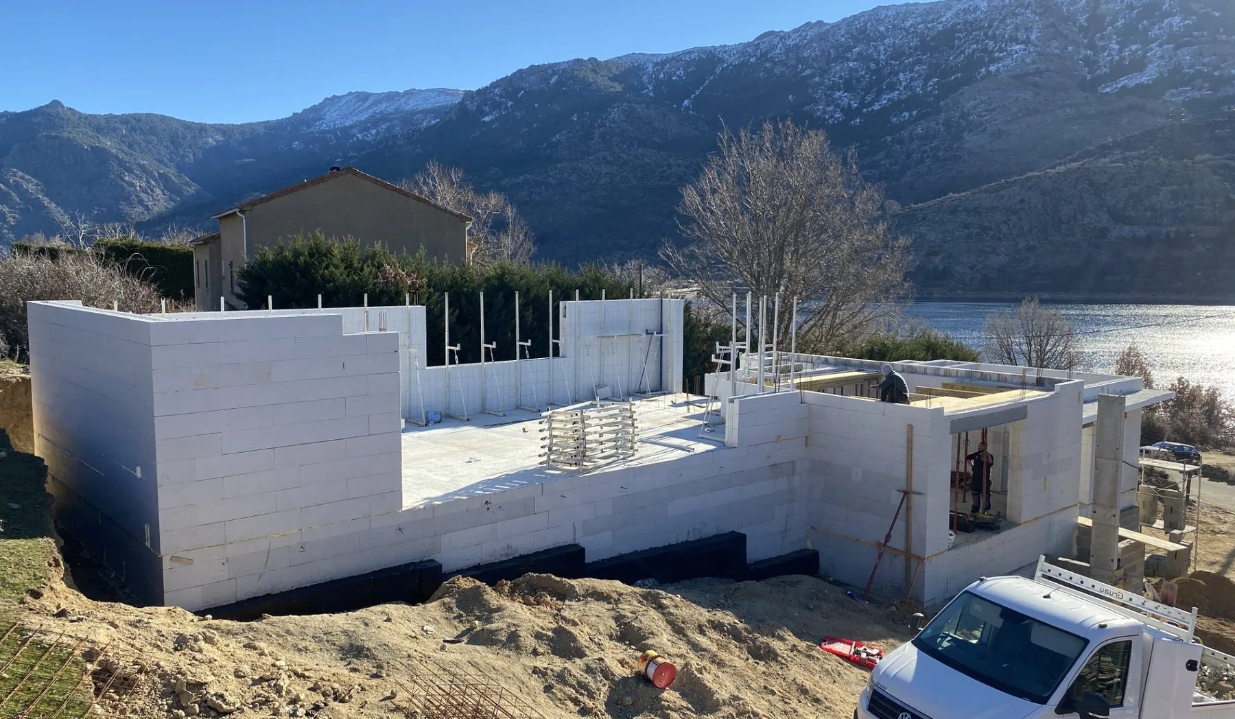 Murs Reverbloc montes sur un chantier en Corse