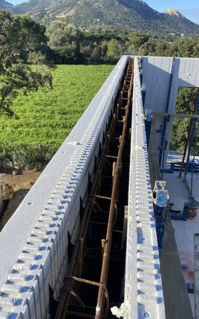 Blocs Reverbloc posés sur un chantier