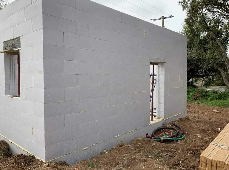 Les blocs rang apres rang a l angle d un mur
