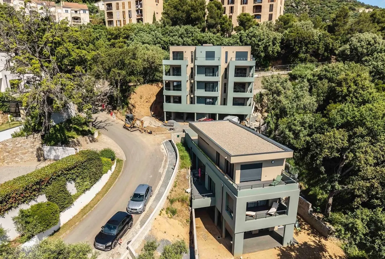 Bâtiment collectif de quatre étages et villa individuelle, tous deux construits en Reverbloc® en Corse