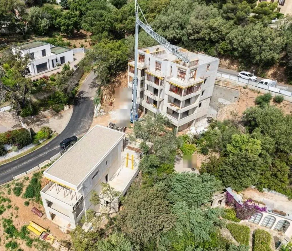 Immeuble de logements en elevation, grue au pied
