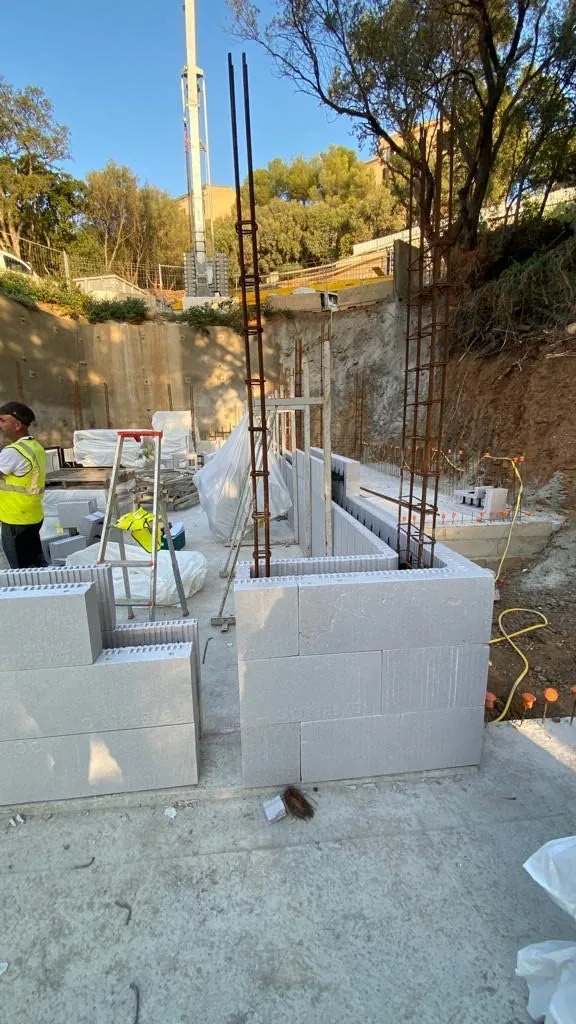 Les premiers rangs posés sur la dalle, armatures verticales en attente