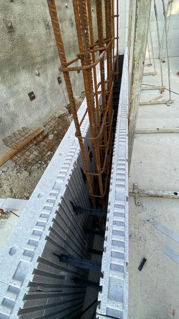 La cavité ouverte en crête de mur, avec le ferraillage en place avant coulage