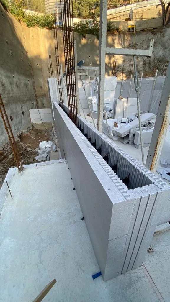 Un mur monté, prêt à recevoir le béton