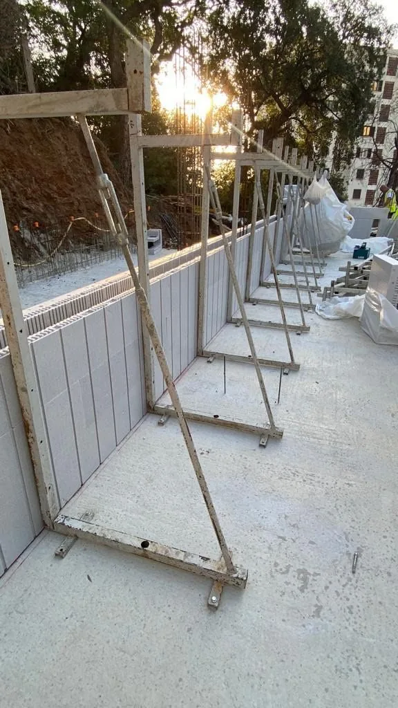 Les murs étayés en attente du coulage, en fin de journée