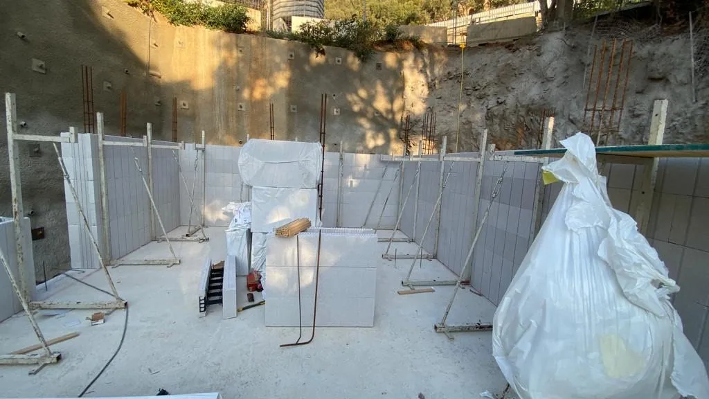 Vue d’ensemble du niveau, murs en place et blocs encore en attente