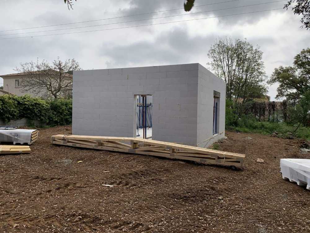 14 mai 2020 : les murs Reverbloc montés, vus depuis le terrain.