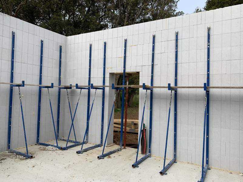 Les stabilisateurs maintiennent les murs pendant la prise.