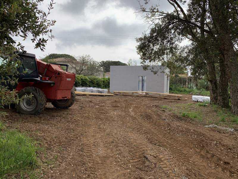 Le chariot télescopique au pied du chantier.