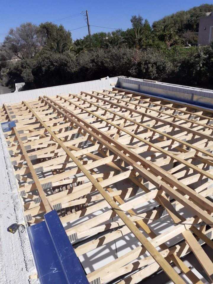 19 mai 2020 : le plancher de toiture est posé sur les murs.