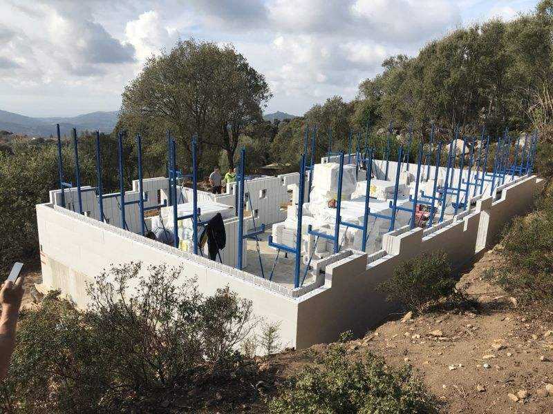 29 octobre : les murs montent, stabilisés au fur et à mesure.