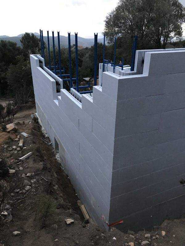 Fin de journée : l’enveloppe de la maison est en place.