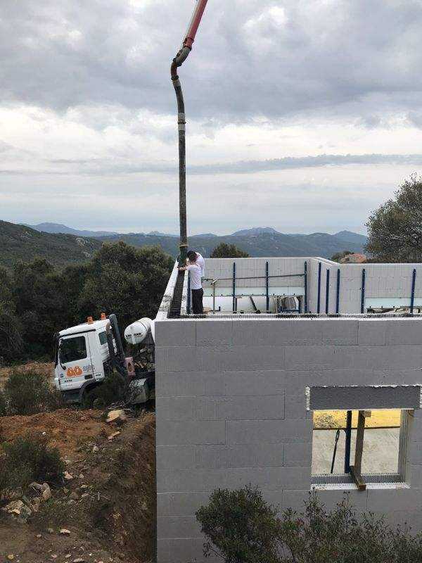 Le camion toupie et la pompe au pied de la maison.