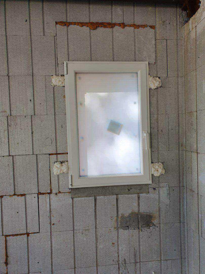Une fenêtre posée dans le mur Reverbloc, avant finitions.