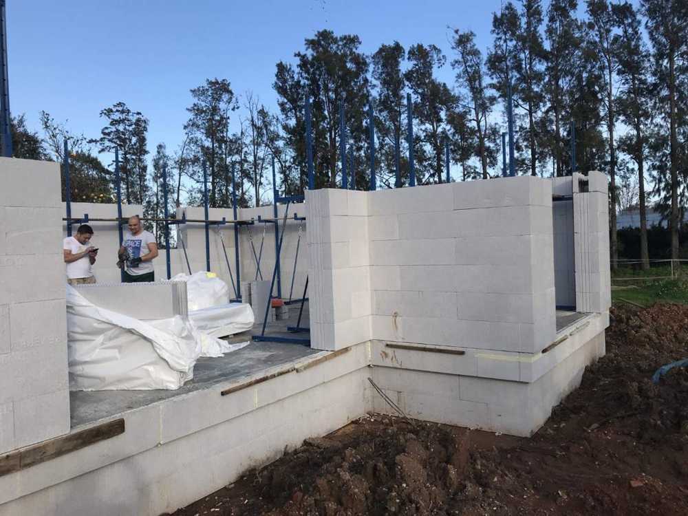 27 janvier 2020 : les premiers rangs de blocs Reverbloc, maintenus par les stabilisateurs.