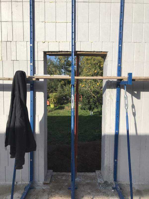 Une ouverture réservée dans le mur, tenue pendant le montage.