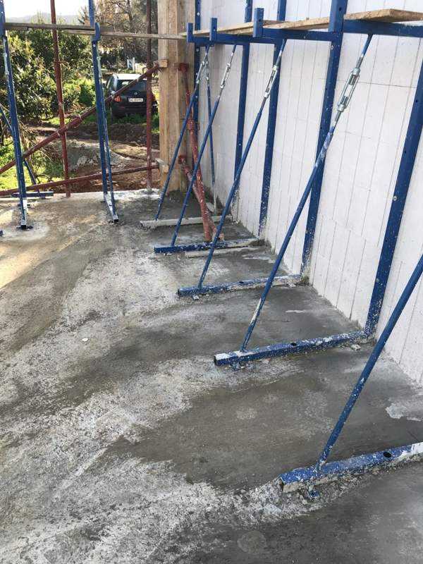 À l’intérieur, l’étaiement reste en place jusqu’à la prise du béton.
