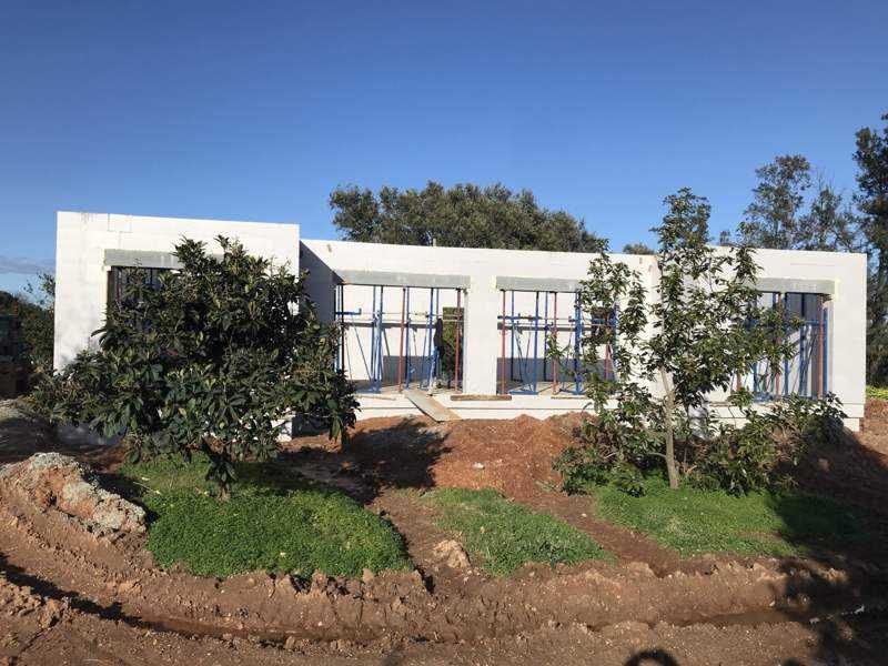 La maison vue depuis le jardin, à la fin du montage.