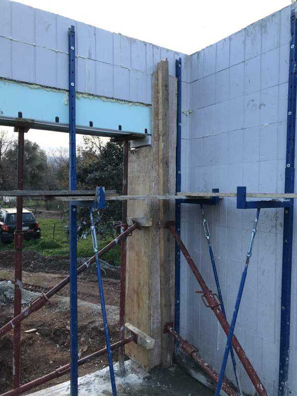 Un angle de mur, à la jonction de deux volumes.