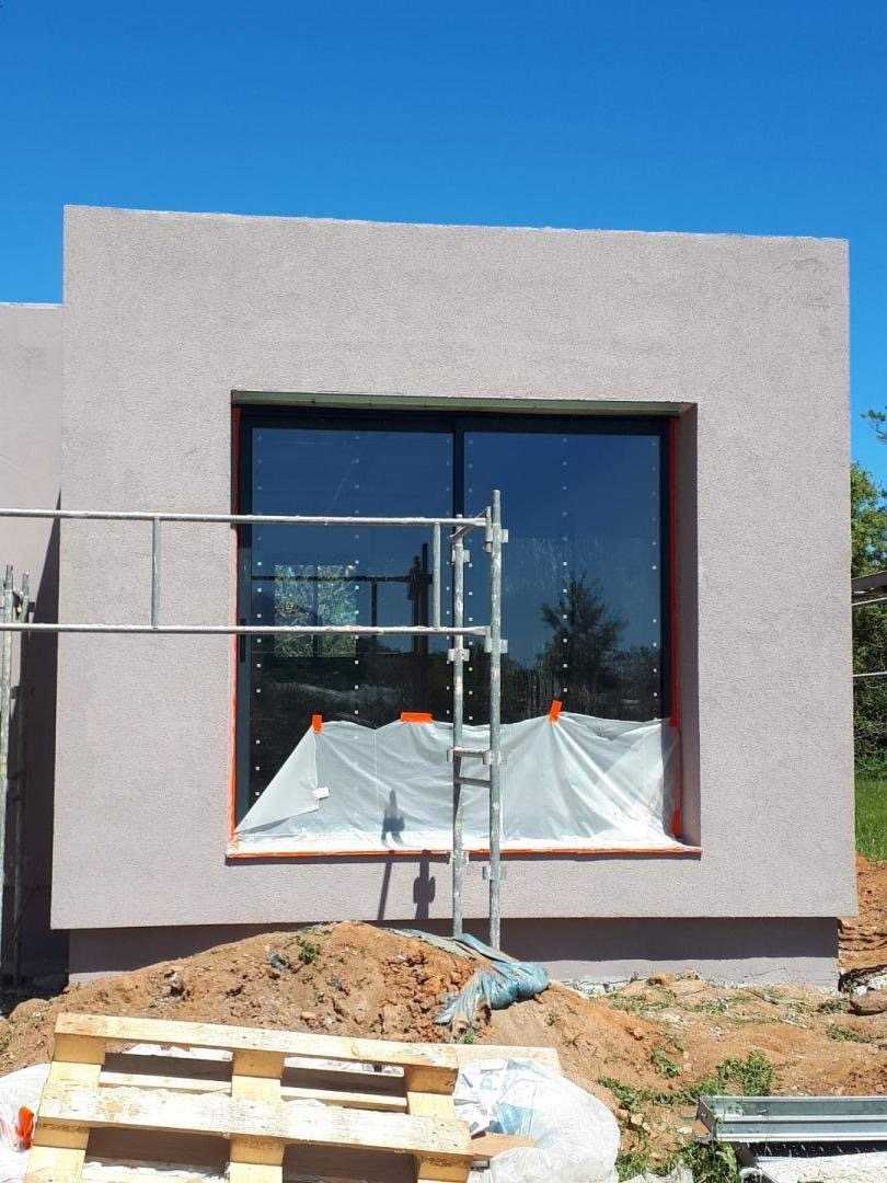 7 mai 2020 : l’enduit de façade est appliqué directement sur les blocs.