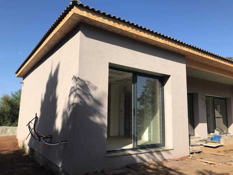 L’angle de la maison, menuiseries en place.