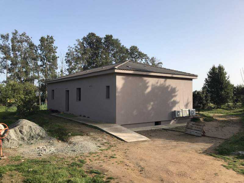 La maison dans son terrain.