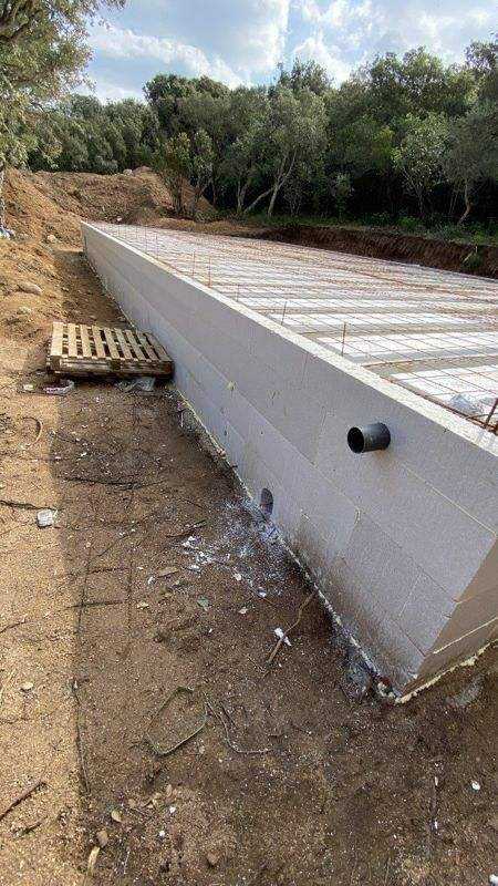 Mur du vide sanitaire et plancher, avec les réservations pour les réseaux.