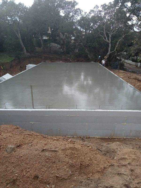 Le plancher coulé sur le vide sanitaire.