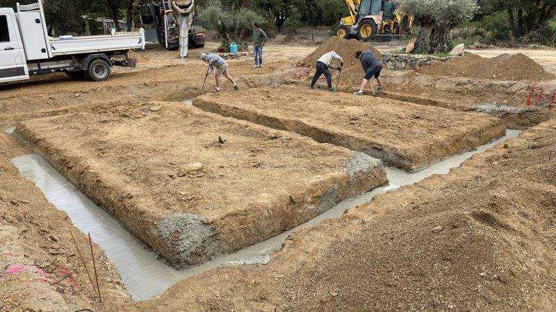 Les semelles de fondation remplies de béton.