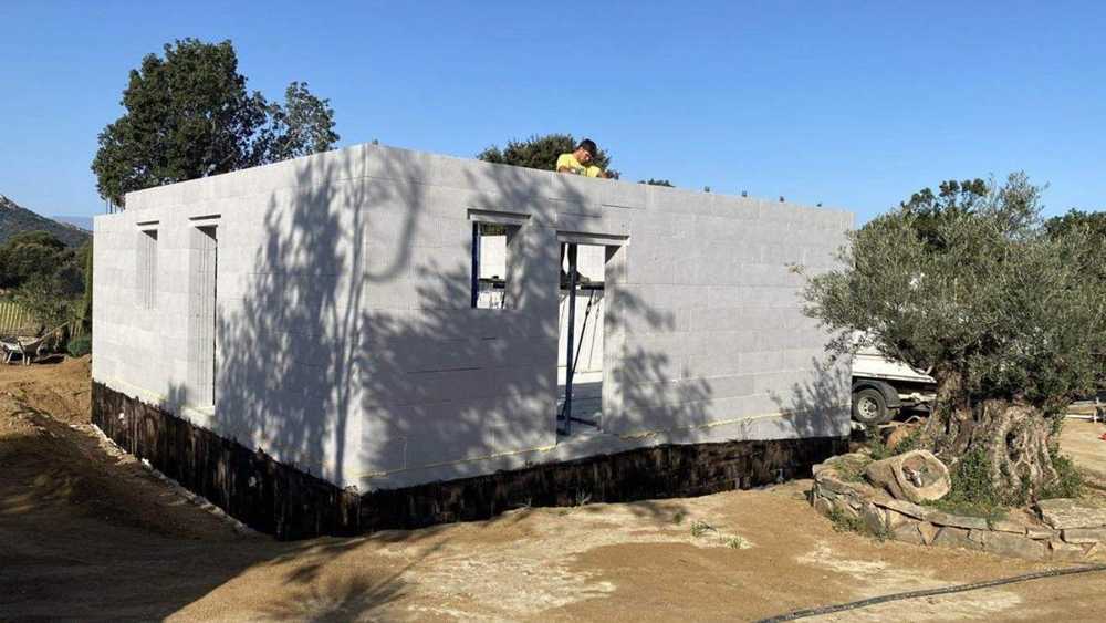 19 octobre 2022 : les murs du rez-de-chaussée sont montés.