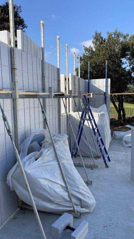 Intérieur : blocs Reverbloc, étais et stabilisateurs.