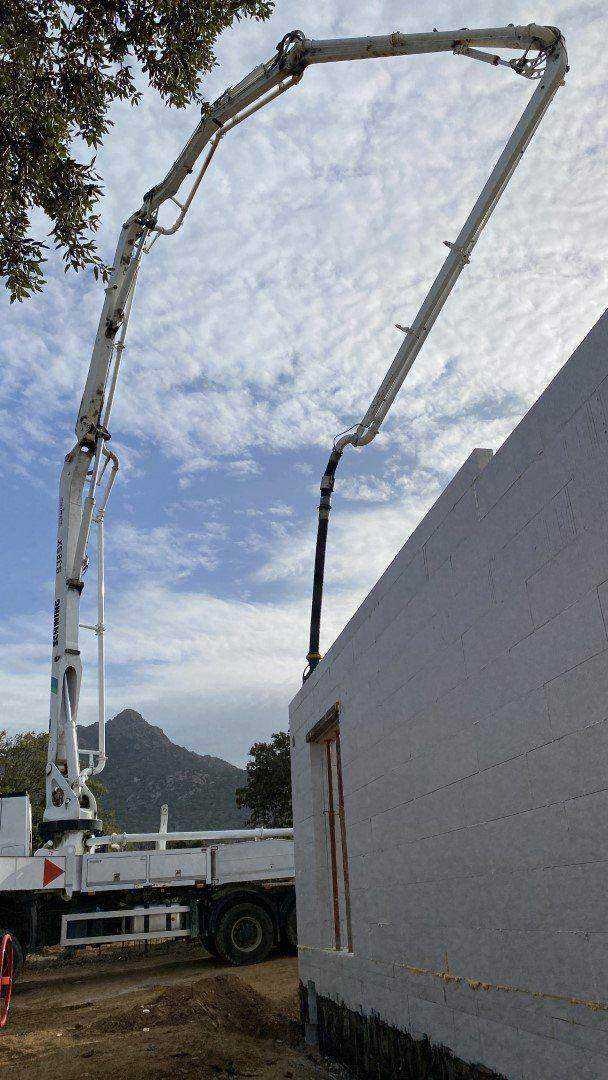 25 octobre 2022 : coulage du béton à la pompe.