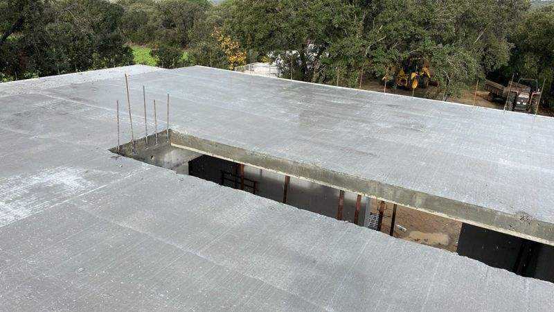 16 novembre 2022 : le plancher est coulé, trémie d’escalier réservée.