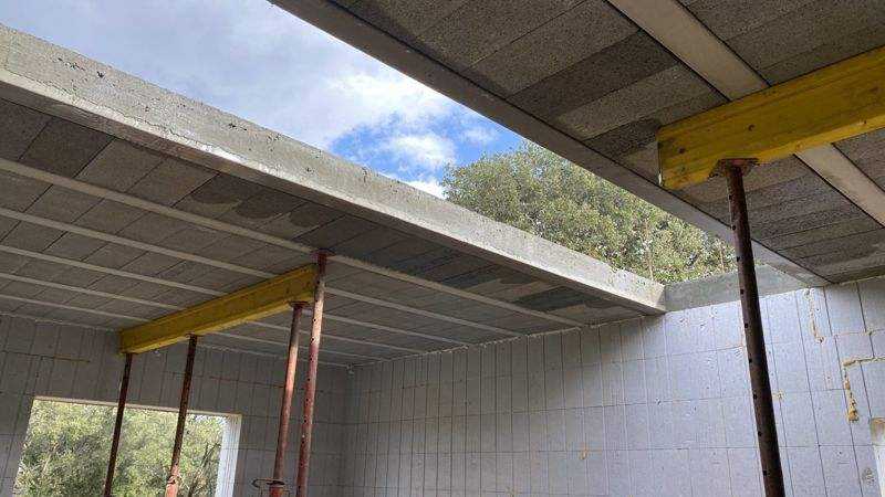 Sous le plancher : l’étaiement reste en place le temps du séchage.