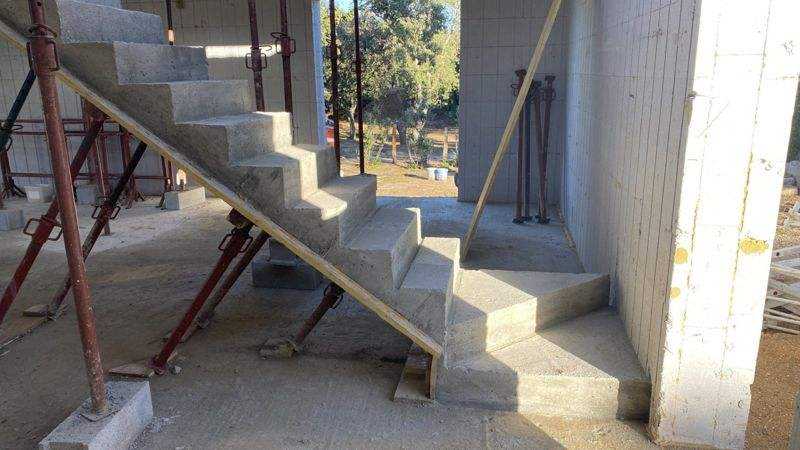 L’escalier, vu depuis le rez-de-chaussée.