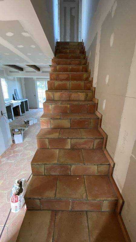 3 mars 2023 : l’escalier habillé de terre cuite.
