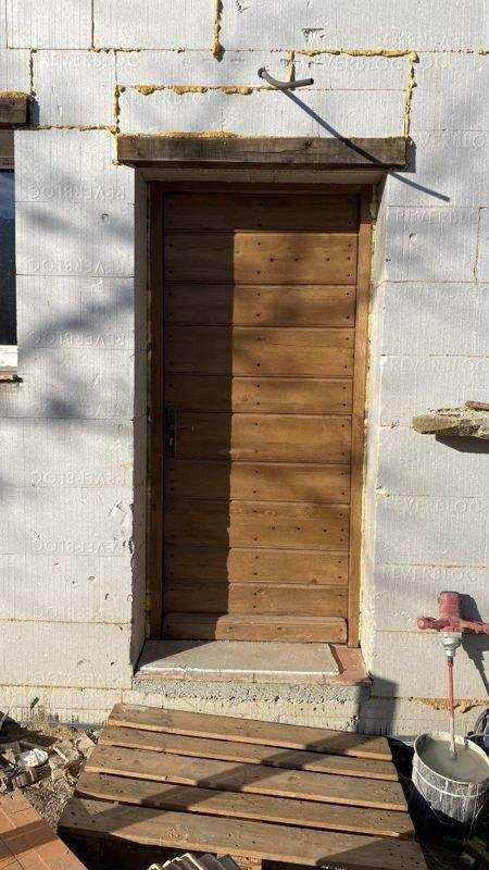 8 février 2023 : porte d’entrée en bois.