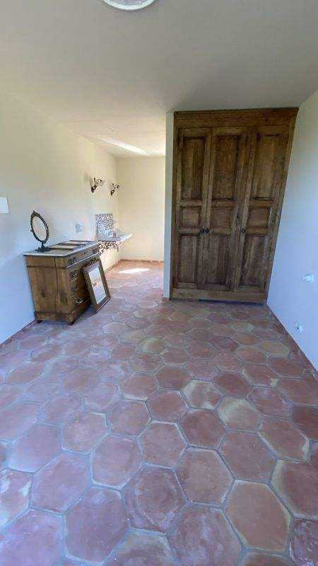 L’entrée et ses tomettes.