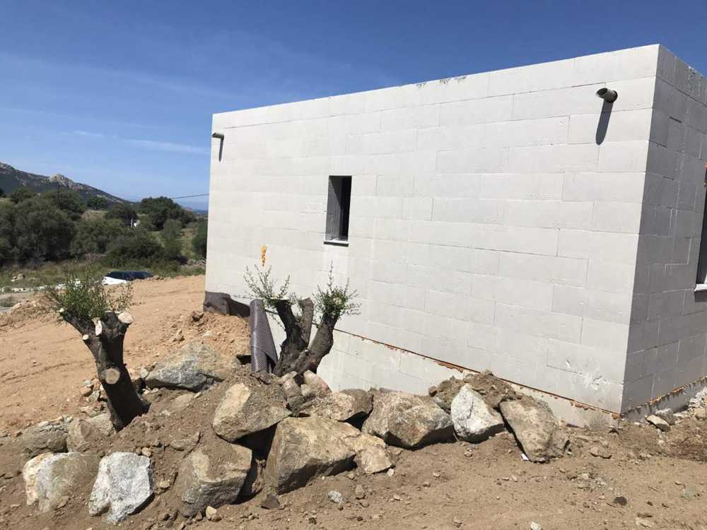 3 juin 2020 : les murs Reverbloc montés, menuiseries posées.