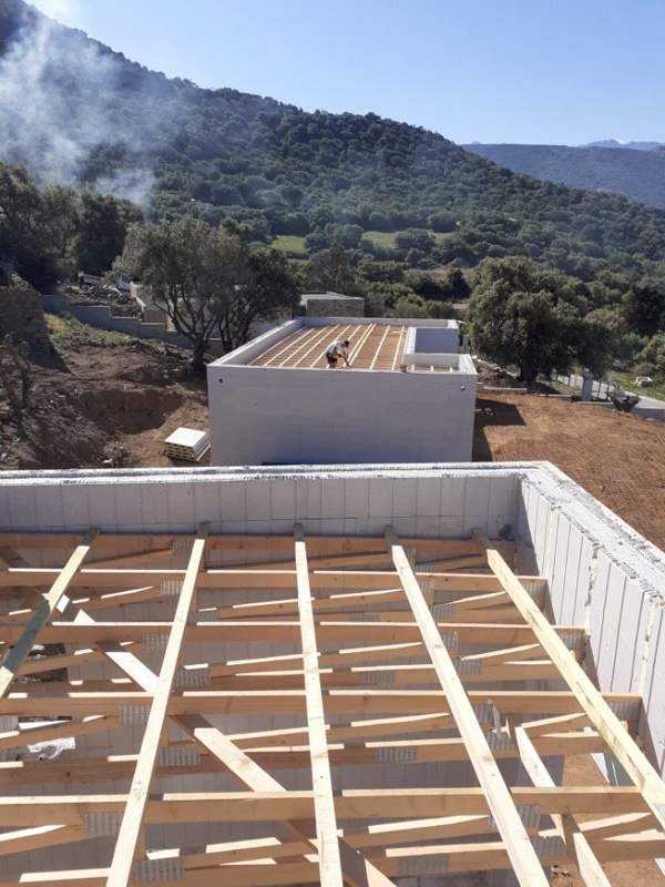 19 mai 2020 : le plancher de toiture posé sur les murs.