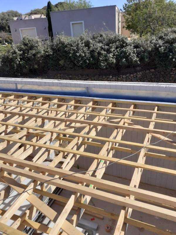 La structure bois du plancher de toiture.