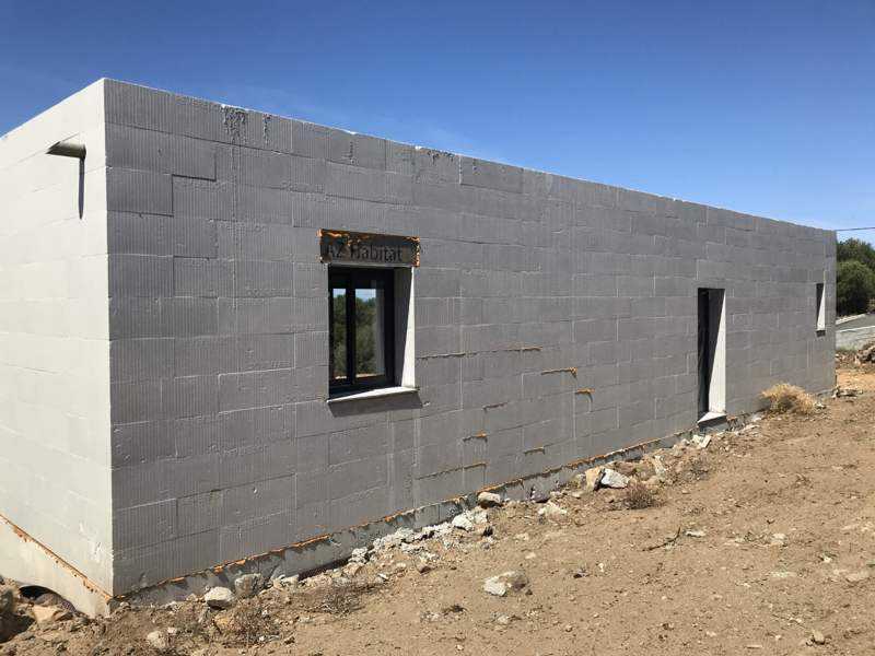 La façade longue et ses ouvertures réservées.