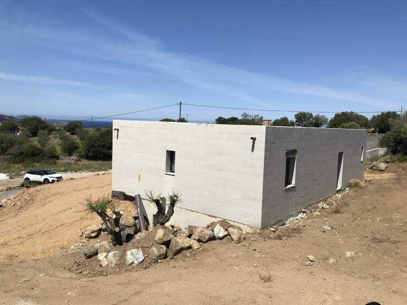 L’angle de la maison avant enduit.