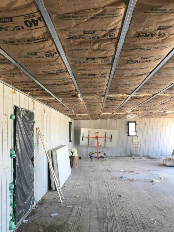 La pièce de vie pendant les travaux intérieurs.