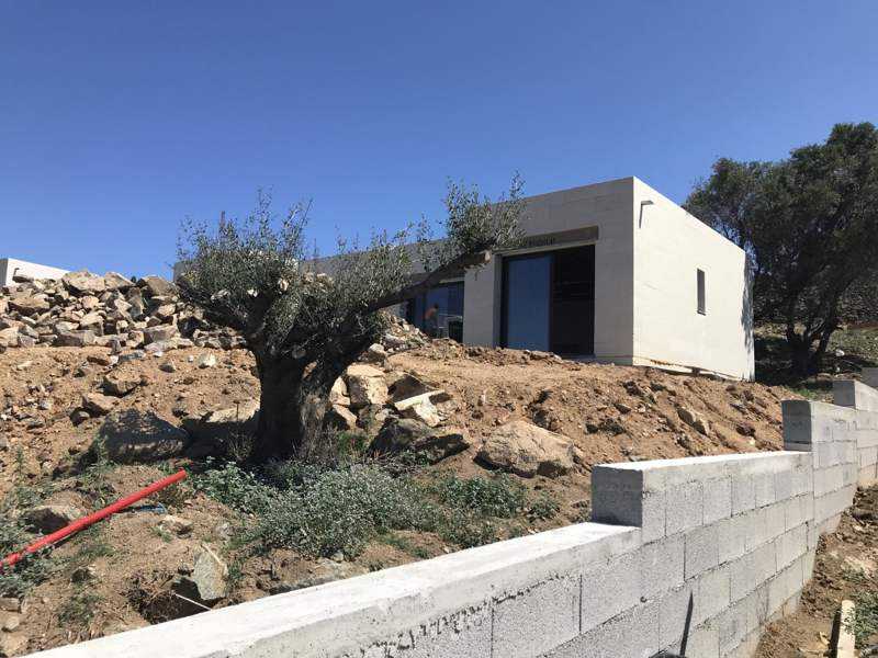 L’accès à la maison depuis le chemin.