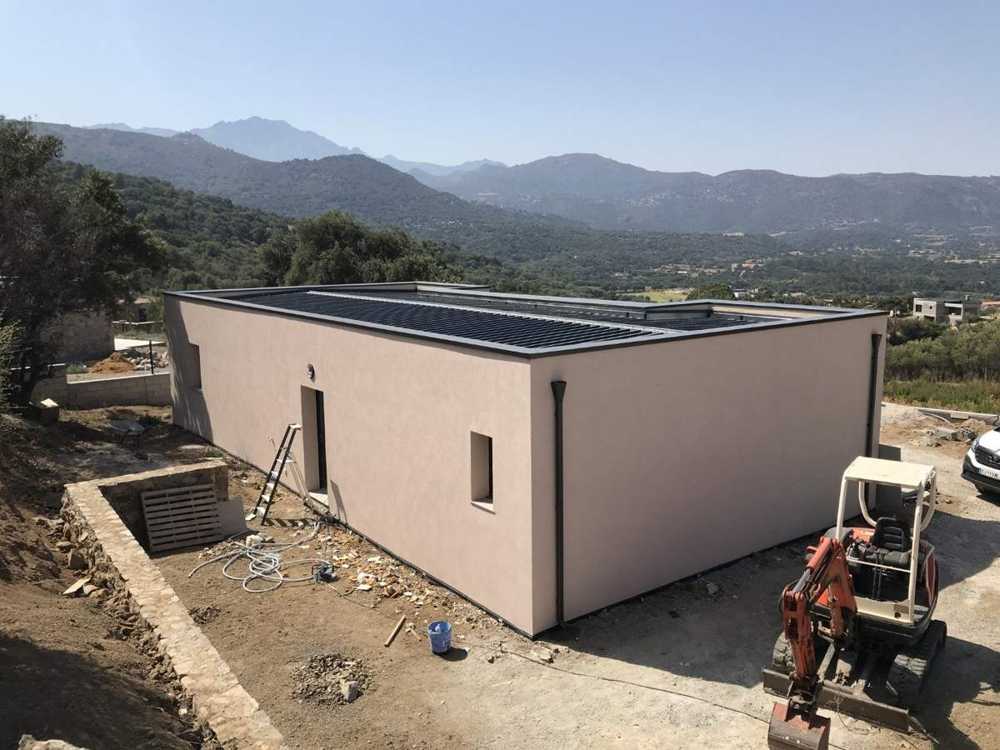 La toiture-terrasse et ses panneaux solaires.