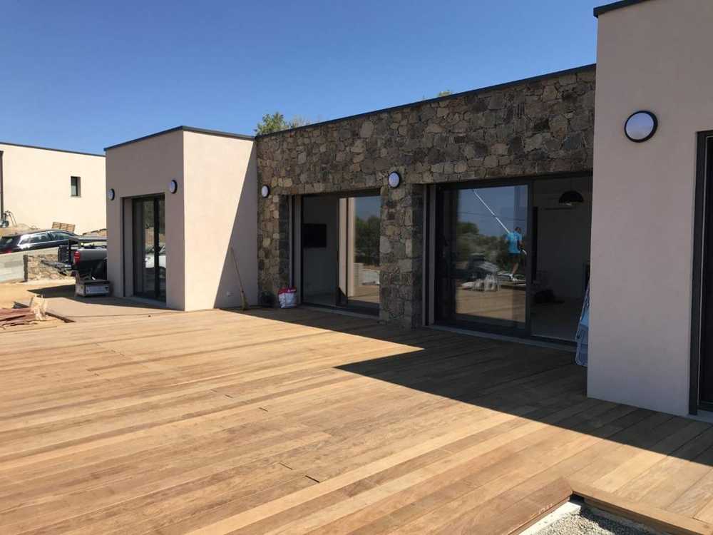 7 août 2020 : la terrasse en bois et le parement en pierre.