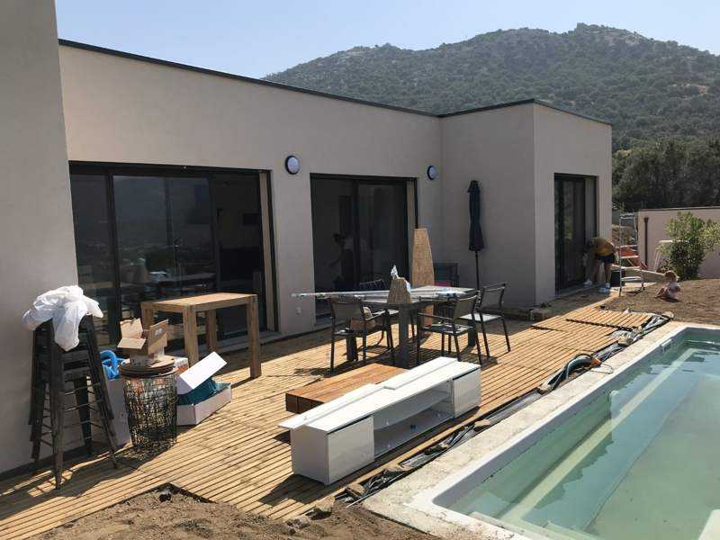 La piscine et la terrasse, côté vue.