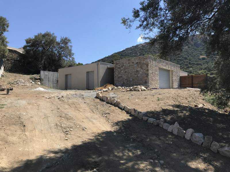 La maison vue depuis l’accès.